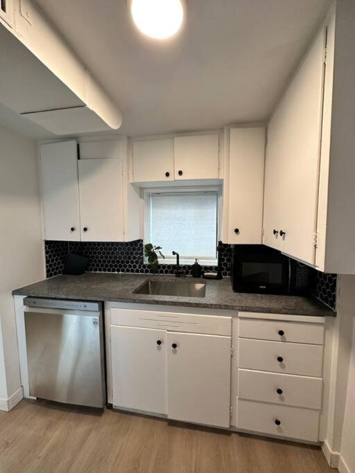 Petite Main Street Haven Apartment Vancouver Bagian luar foto