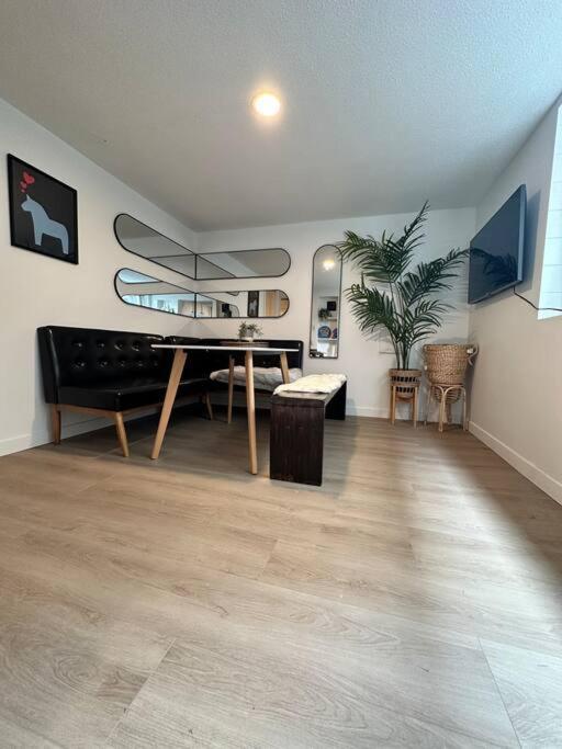 Petite Main Street Haven Apartment Vancouver Bagian luar foto