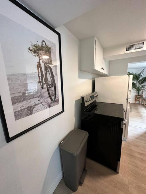 Petite Main Street Haven Apartment Vancouver Bagian luar foto