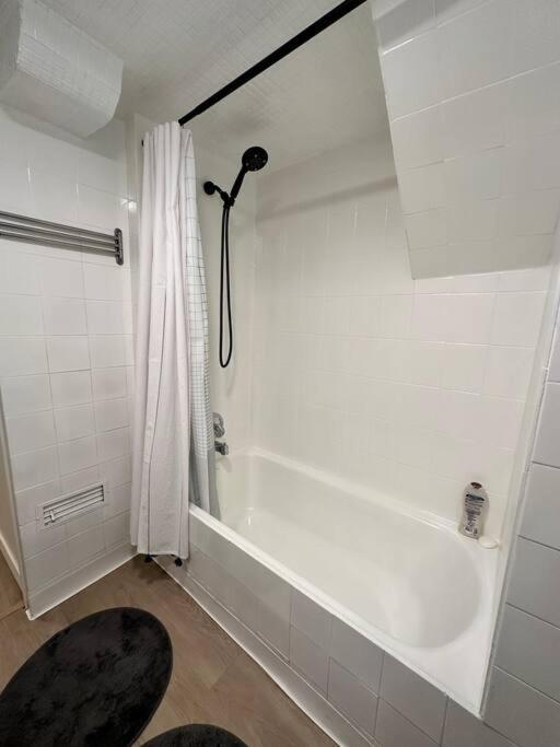 Petite Main Street Haven Apartment Vancouver Bagian luar foto
