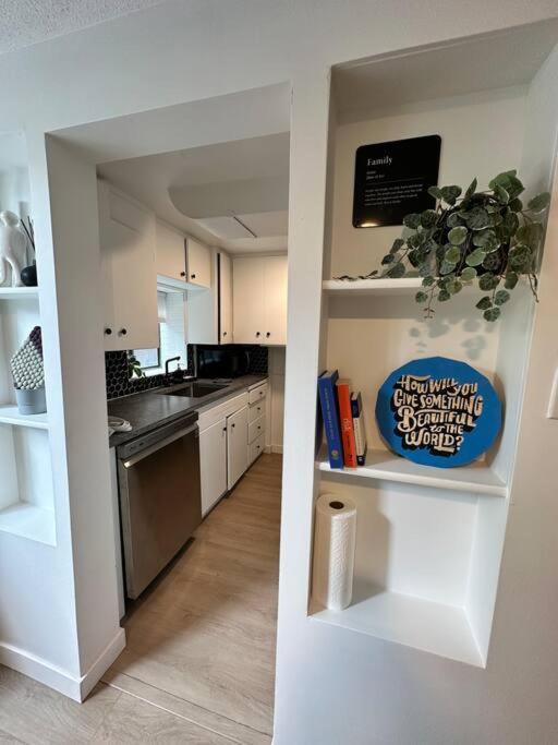 Petite Main Street Haven Apartment Vancouver Bagian luar foto
